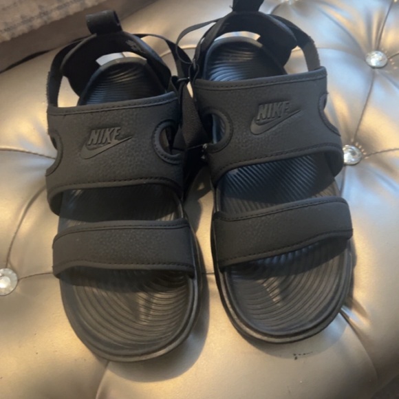 Women’s Nike Sandals - Picture 2 of 3